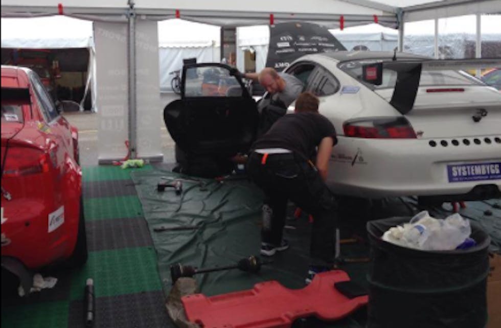Det blei hektisk i teltet då ein drivaksel fekk seg ein smell. Men Riise kom tilbake og sikra seg ein 2. plass. Foto: Riise Motorsport