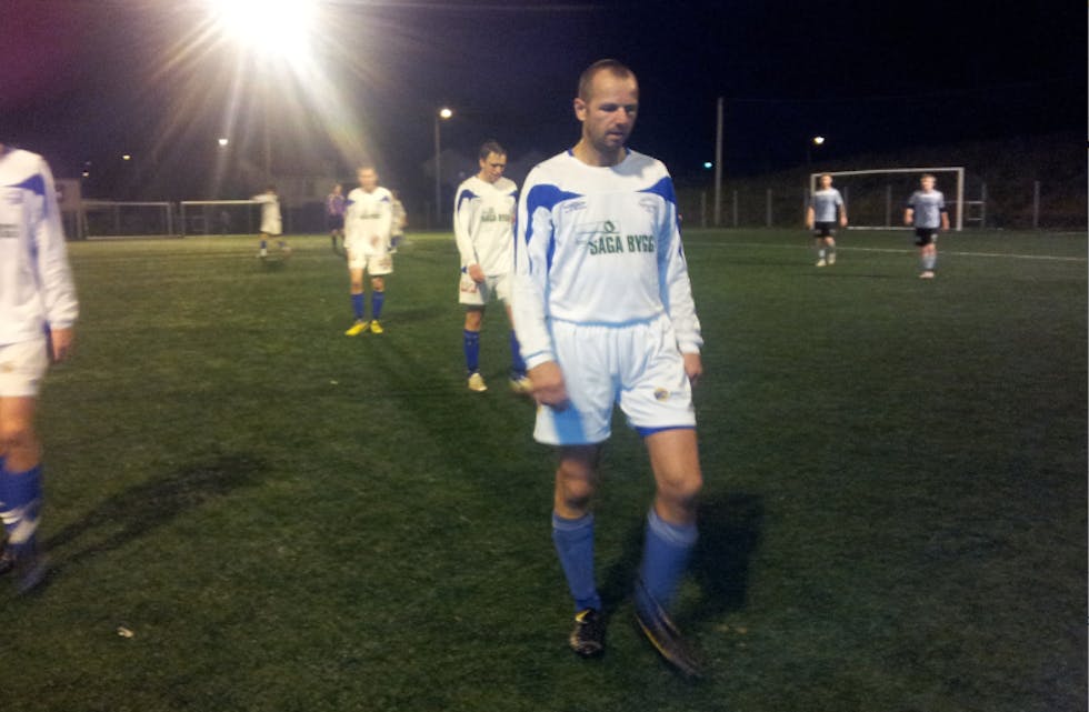 Det er tungt å vere Falkeid-spelar om dagen. Geir Espevik spelte seg stort opp mot Karmsund og stoppa etterkvart heimelagets storskårar. MMS-foto: Alf-Einar Kvalavåg