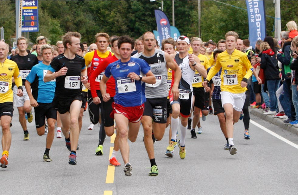 Olaf Tufte og Thomas Finshus i spissen for feltet. I tillegg jagar ein kongepokalvinnar og eit svær gjeng med lokale fotballspelarar. Alle ville ta «Tuften». Foto: Alf-Einar Kvalavåg