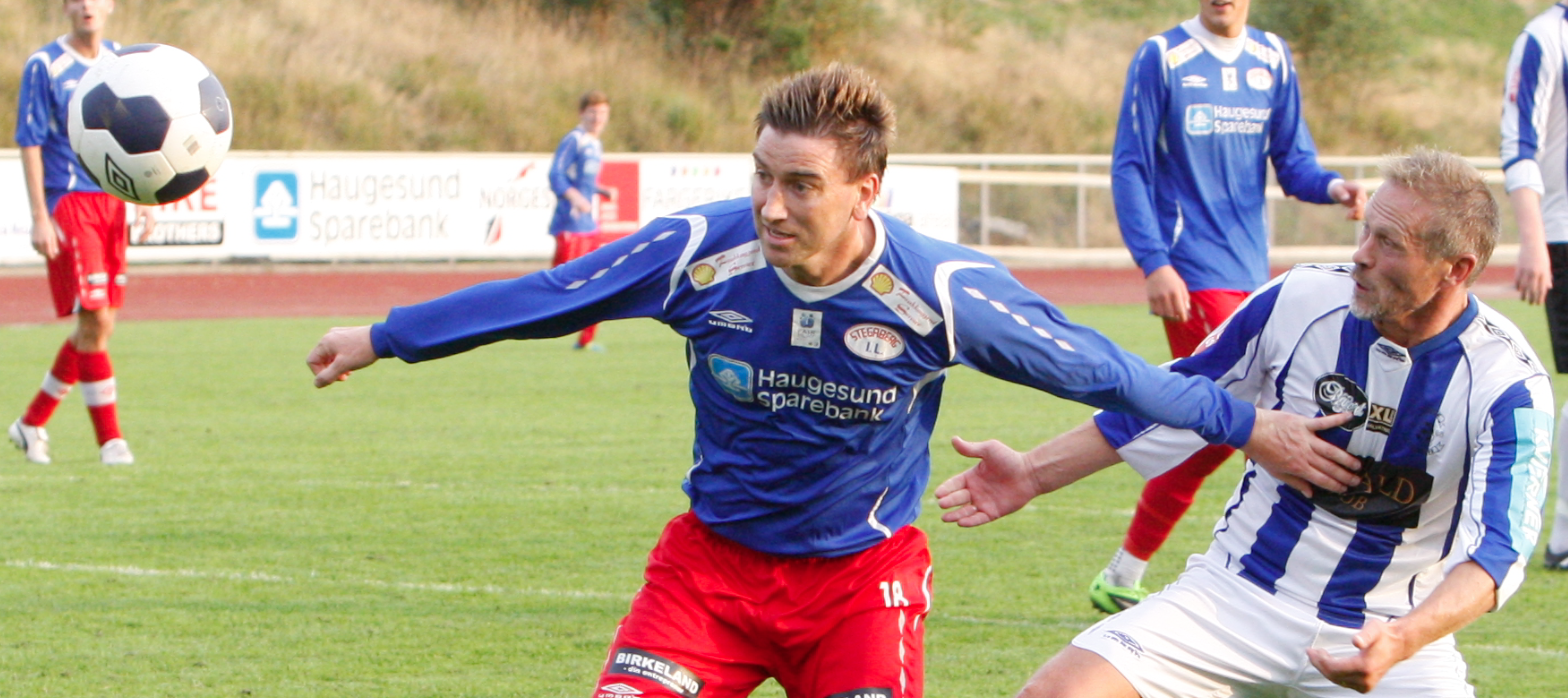 Superveteranane Thormod NEss og Jørgen Belt i aksjon i 7-0-kampen i kveld. Foto: Alf-Einar Kvalavåg