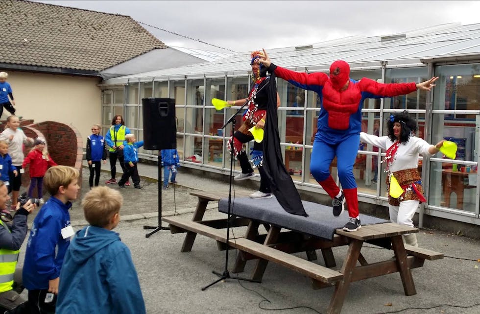 OPPVARMING: Selveste Spiderman (Hege Kallekodt) dukket opp på joggedagen.
Foto: Førre skole