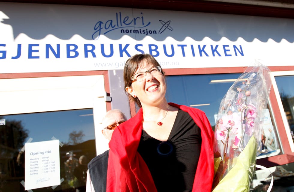 Ikkje før hadde dagleg leiar i Galleri Normisjon, Lillian Dombestein, fått ønskje velkommen før den nye bruktbutikken i Aksdal Senter var fylt opp med kundar.