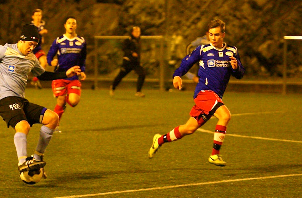 Gabriel N. Johnsen (t.h.) skåra mot Ørjan Birkeland og Karmsund. Bak ser me Josef Alidani. Foto: Alf-Einar Kvalavåg