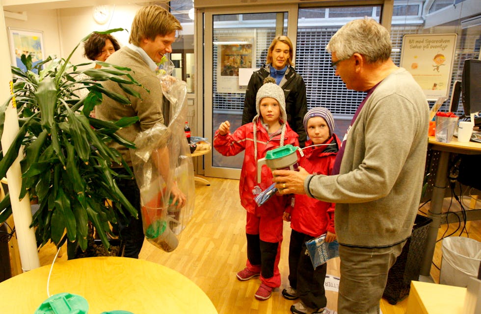 Torleiv, Ella og Ingebjørg Fossum hadde med seg Alva Espeseth Hamnøy på runden sin. Her mottar ordførar Harald Stakkestad og varaordførar Kristine Aurdal bøssene. Foto: Alf-Einar Kvalavåg