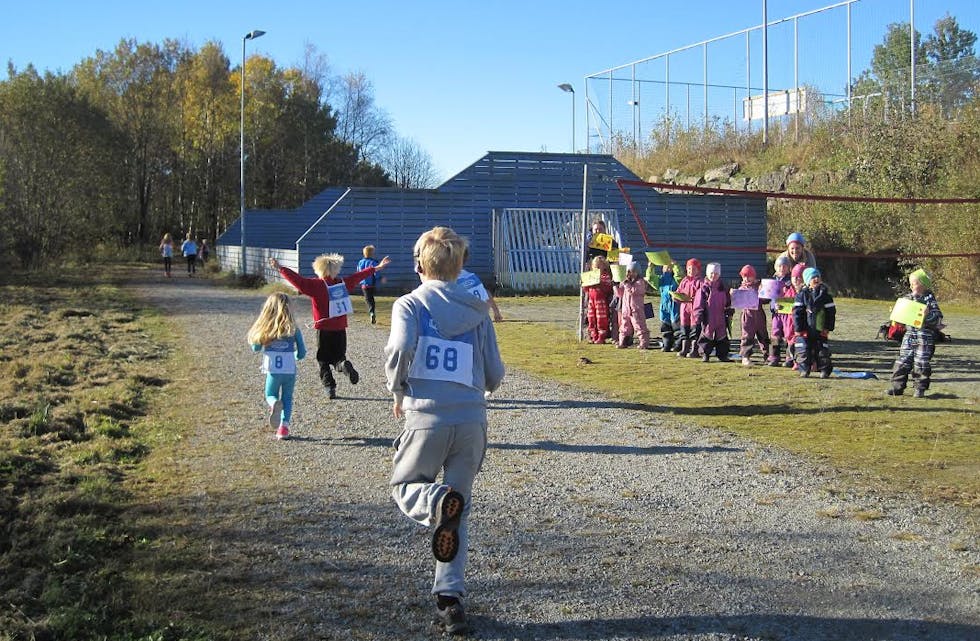 5-åringane i Førland barnehage stod langs joggeruta då elevane på skulen hadde joggedag