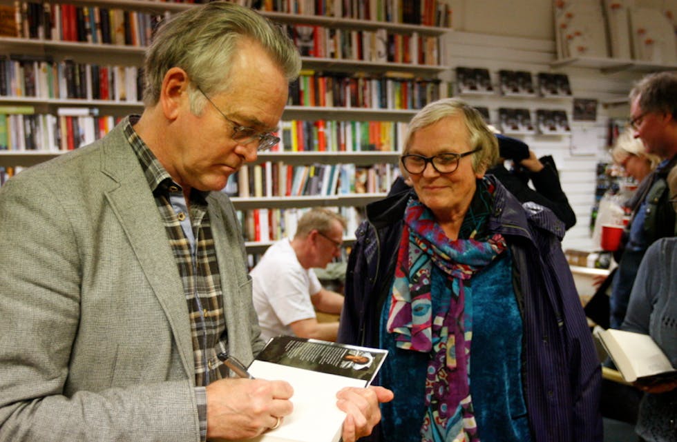 Gunnar Staalesen signerte villig vekk på Varg Veum «Ingen er så trygg i fare...». Foto: Alf-Einar Kvalavåg