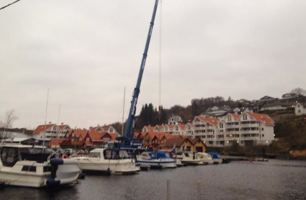 Det er foreløpig stopp i heising av båtar i Førre. Foto: Thor Arne Lie
