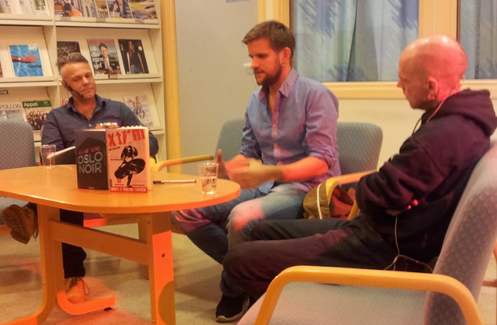 Roar Jacobsen snakka om røffe miljø saman med Aslak Nore og Jan H. Kallevik i biblioteket i kveld. Foto: Alf-Einar Kvalavåg