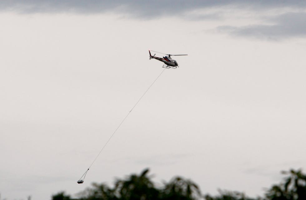 Når helikopteret fekk litt høgde var det lettare å sjå at det var eit transportoppdrag. Foto: Alf-Einar Kvalavåg