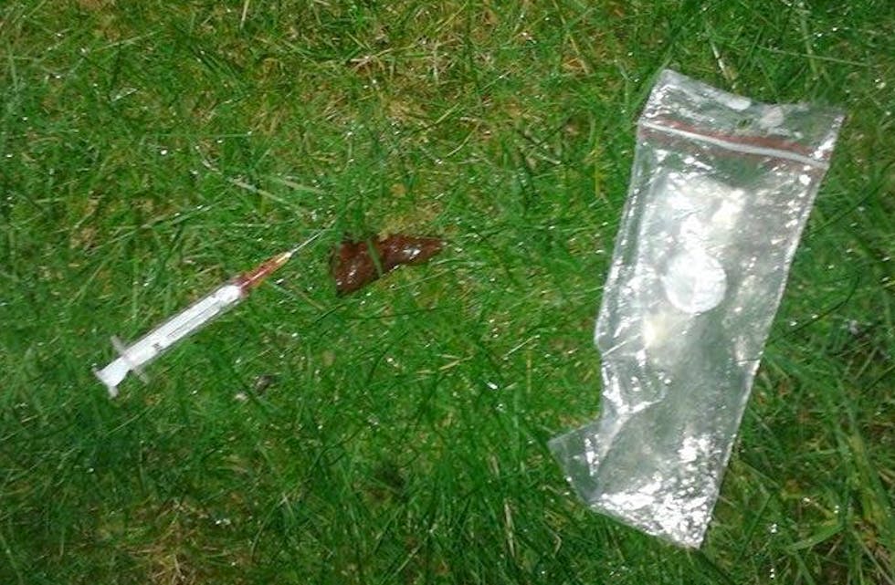 Innbrot er ein ting, sprøyter noko heilt anna. Naboane i Førre likar ikkje utviklinga rundt ein kommunal bustad. Foto: Privat