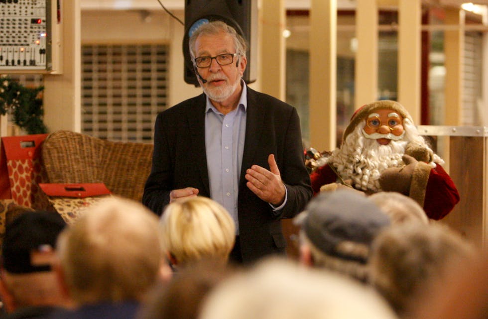 Oddgeir Bruaset var ein populær gjest i Aksdal Senter. Svært mange var møtt fram for å høyre dei spanande historiane hans. Foto: Alf-Einar Kvalavåg