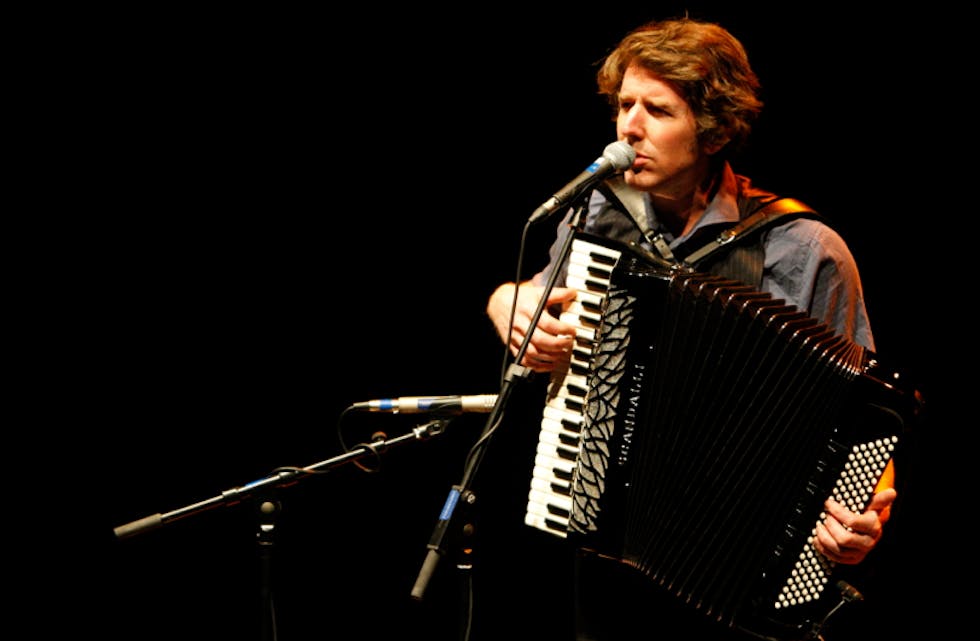 Odd Nordstoga imponerte i storsalen i Tysværtunet. Aleine på scenen drog han ei rekkje av sine hits. Foto: Alf-Einar Kvalavåg