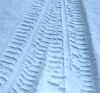 Nytt lag med snø i natt gjer at det ved nullføre er glatt på vegan evår. Illustrasjonsfoto: Alf-Einar Kvalavåg