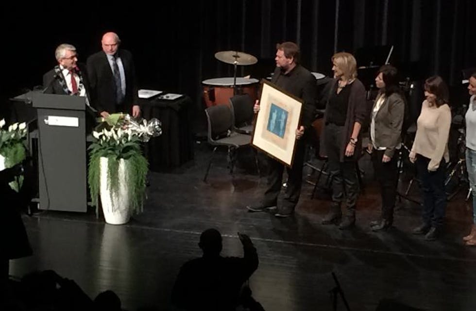 Ordførar Harald Stakkestad og leiar av Næringsforumet, Magnar Halvorsen overrakte «Næringsprisen for 2014» til Tysvær Bygdeblad. Vinnerane er frå venstre: Alf-Einar Kvalavåg, Irene Stuhaug Ørke, Gro Lothe, Eva Birkeland og Mona Terjesen. Monika Lindanger og Karina Søvik var ikkje tilstades i kulturhuset.
Foto: Heidi Bjørstad Tvedt