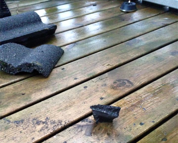 Panner som står i terrassen viser hvilke farer som lurer i stormen. Foto: Tonje Lindkjend