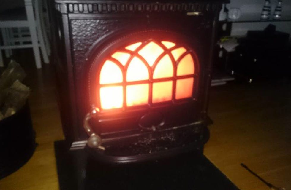 Mange har måtte fyre i perisen for å holde varmen det siste døgnet. Foto: Privat