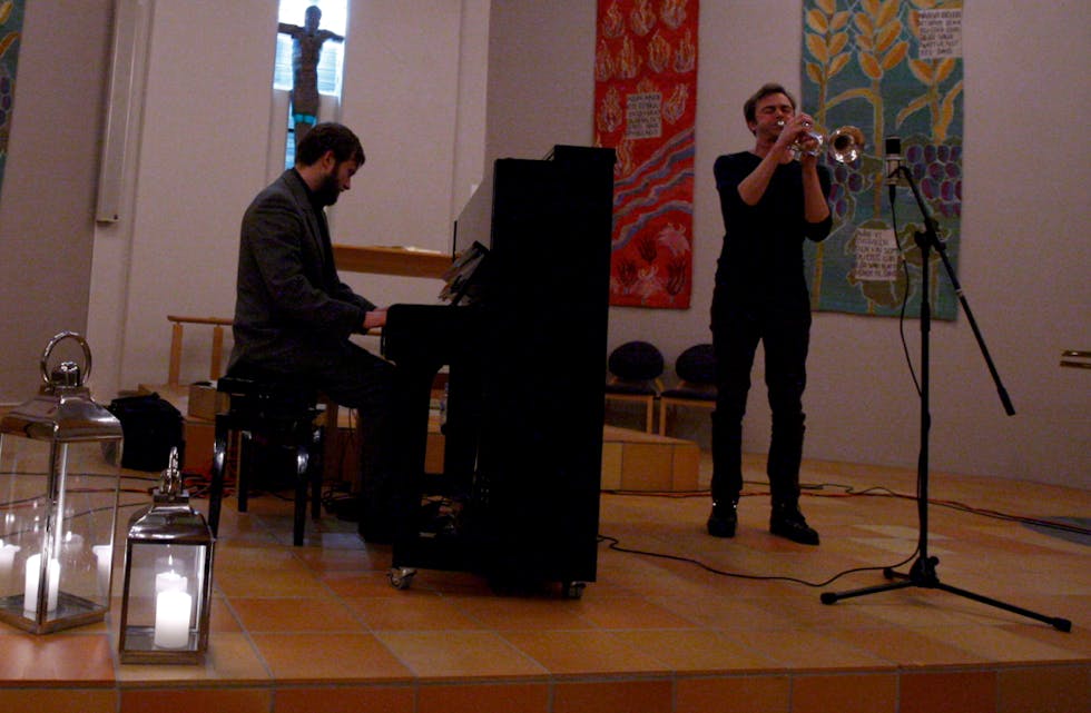 Espen Eriksen og Gunnar Halle leverte nok ein gong i kyrkjerommet. Mange hadde funne vegen til Aksdal Kyrkje i kveld. Foto: Alf-Einar Kvalavåg