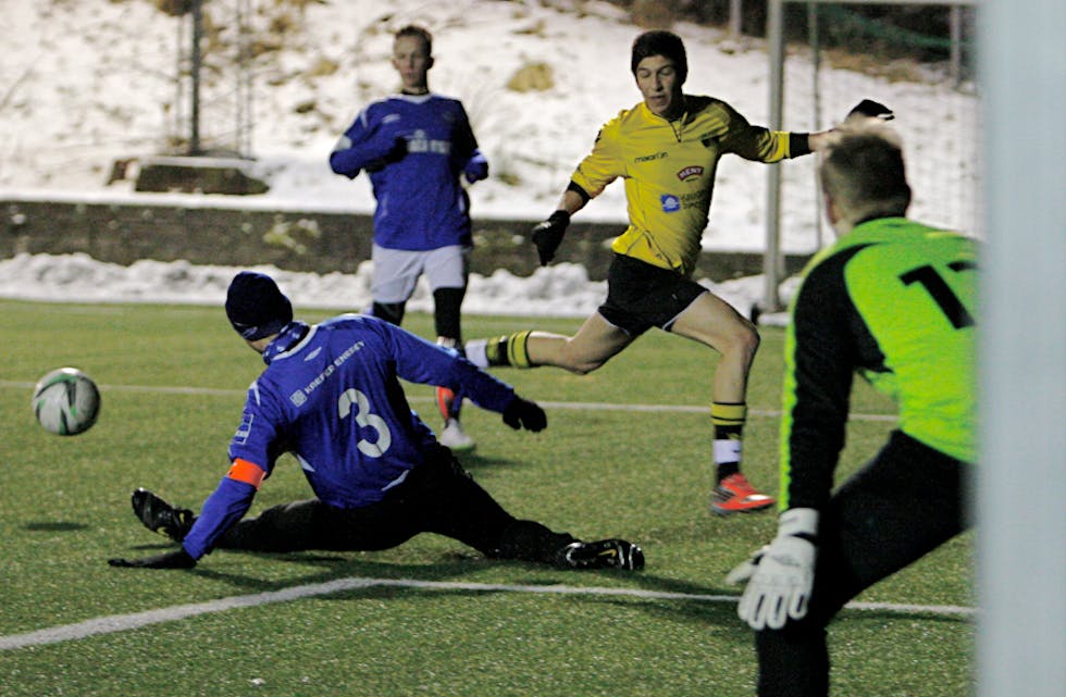 Ali Amir skåra tre mål mot Geir Espevik og Daniel Mikkelsen, då Skjold vann 4-2 over Falkeid. Foto: Alf-Einar Kvalavåg