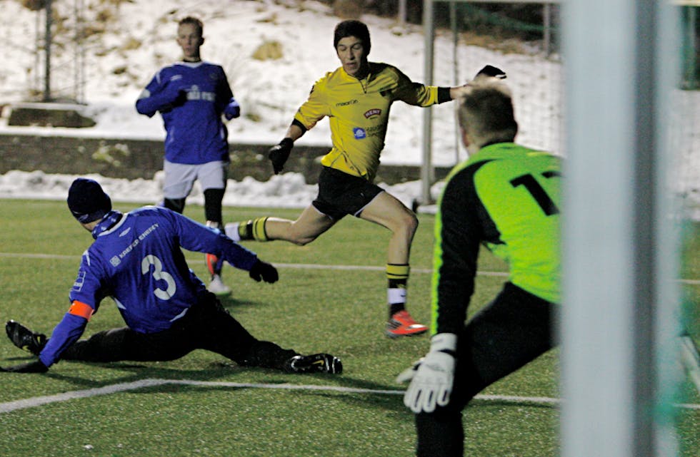 Ali Amir skåra tre mål mot Geir Espevik og Daniel Mikkelsen, då Skjold vann 4-2 over Falkeid. Foto: Alf-Einar Kvalavåg
