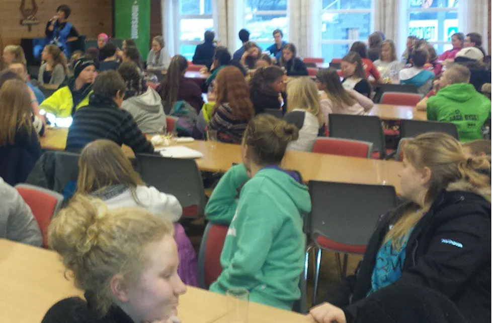 Fullt hus då ungdommar frå mellom anna Nedstrand var på 4H-kurs i Vats. Foto: Henning Bratthammer