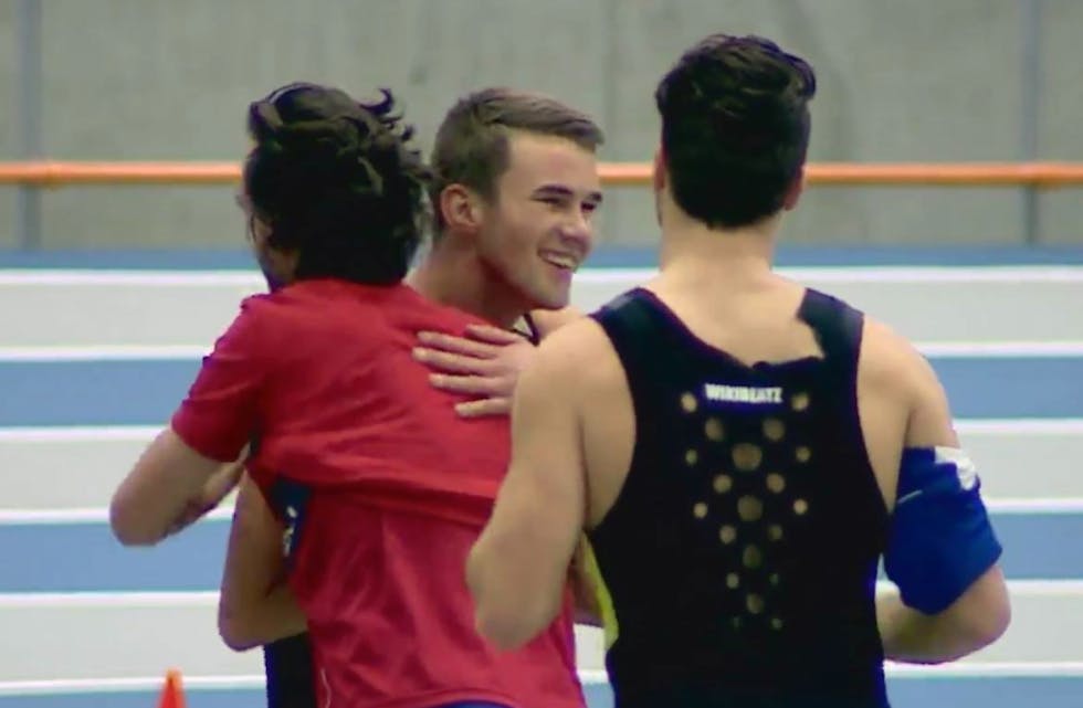 Sindre Gelius Eikje er Noregsmeister i høgde. Her blir han gratulert av konkurrentane etter 2,08 i Steinkjer. Foto: Margit Gelius