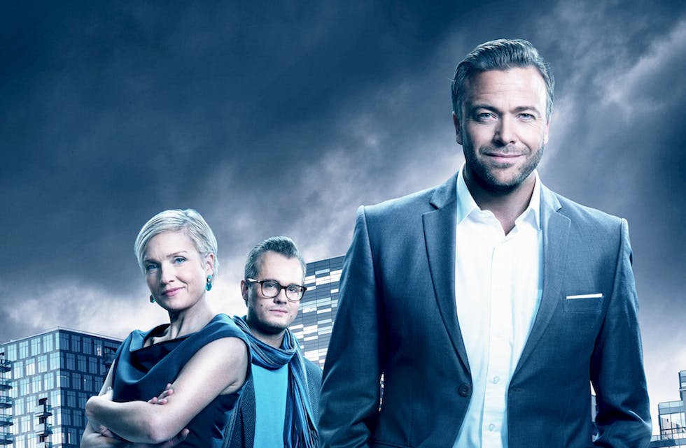 I rollen som talkshowkjendisen møter du Kåre Conradi. Med seg eller mot seg i dette komplottet har han Ulrikke Døvigen og Tov Sletta.