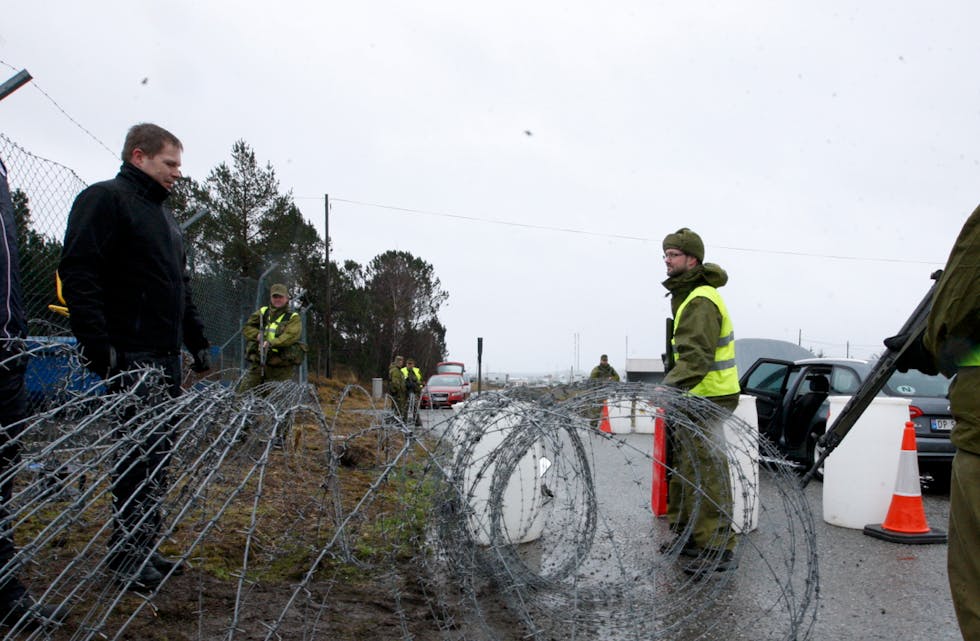 Ein Audi med fire mistenkelege personar er stoppe rett ved anlegget på Kårstø. HV-soldatane har full kontroll og sjekkar ut bilen. Foto: Alf-Einar Kvalavåg