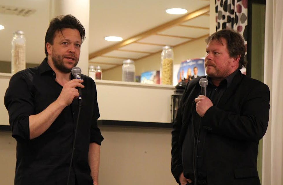 Skuspiller Kåre Conradi (t.v.) og redaktør Alf-Einar Kvalavåg snakket om pressen moral og etikk i Tysværtunet. Foto: Mona Terjesen