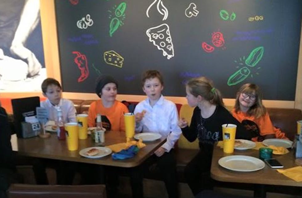 Frakkagjerd skolekorps debuterte i RM og da må det feires med pizza. Foto: Privat