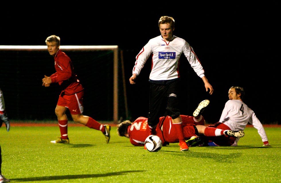 Kristoffer Mæland og Nedstrand vann sin første kamp etter fire år med venting. T.v. Stega 2-spelar Øystein Jansen. Foto: Alf-Einar Kvalavåg