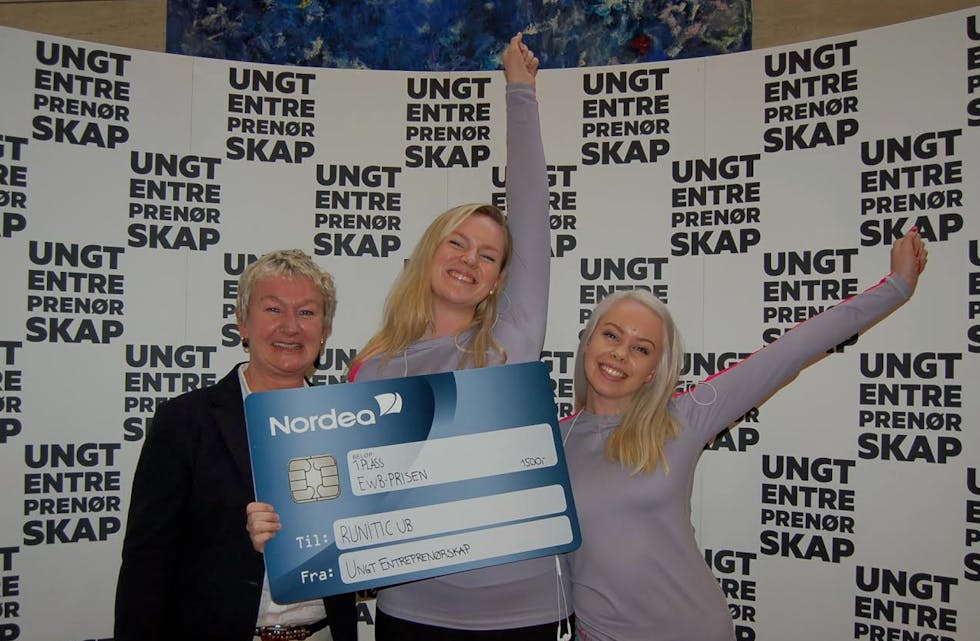 Glad giver og glade vinnere. Fra venstre: Hilde Johansen fra Finans Norge, Marit Irene Brendeland og Charlotte Storesund Toft. Foto: Ungt Entreprenørskap.