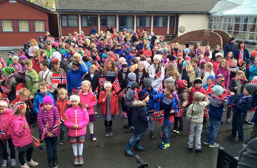 Alle elevane på Førre skole klar til avmarj mot Arquebus museet kor dei var ein viktig del av markeringa av 8. mai. Foto: Hanne Djønne
