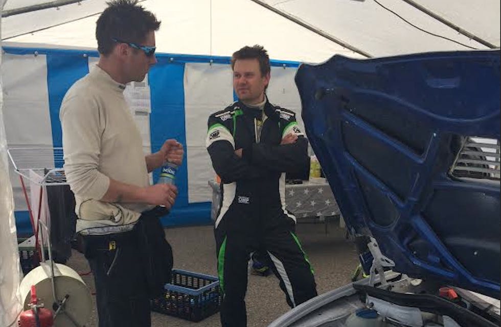 Arild Riise (t.v.) og Bjørn Tvedt hadde litt å snakka saman om under opningsløpet på Vålerbanen. Foto: Heidi Bjørstad Tvedt.