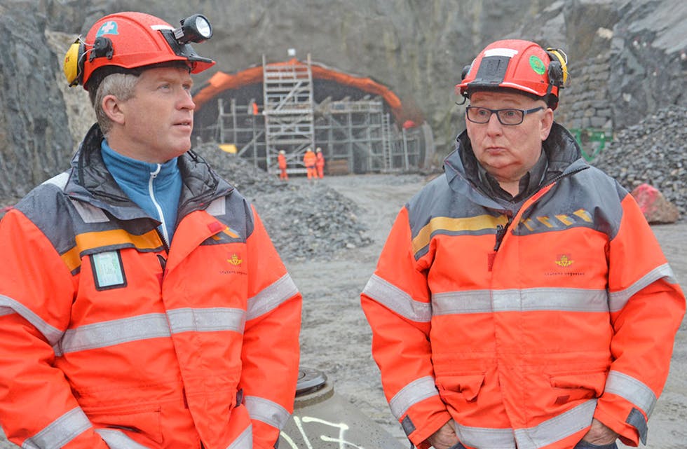 Byggeleiar Cato Severinsen (til venstre) og prosjektleiar Abjørn Opedal har god kontroll. I november 2015 skal E134 Skjoldavik-Solheim opnast.
foto: Statens Vegvesen