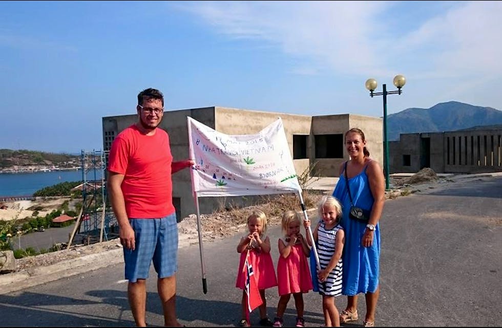 Familien Apeland feirar 17. mai i Vietnam. Her er Anna, Helen, Nora Eren, Silje Eren & Bjørnar.