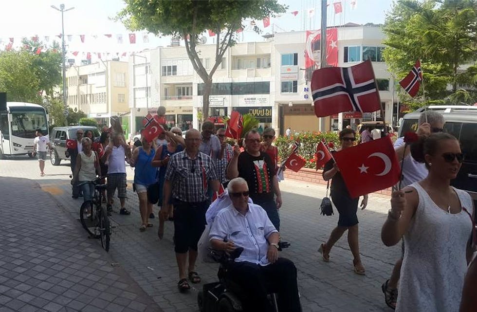 Borgermesteren i Kemer spanderte frokost på 17 mai toget.