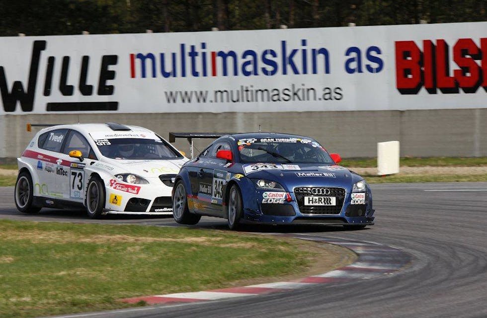 Slik såg det ut på Vålerbanen for 14 dagar sidan. Nå vil Bjørn Tvedt (i kvit bil) forbi Olav Rygge og opp på toppen av pallen.
Foto: RACEFOTO