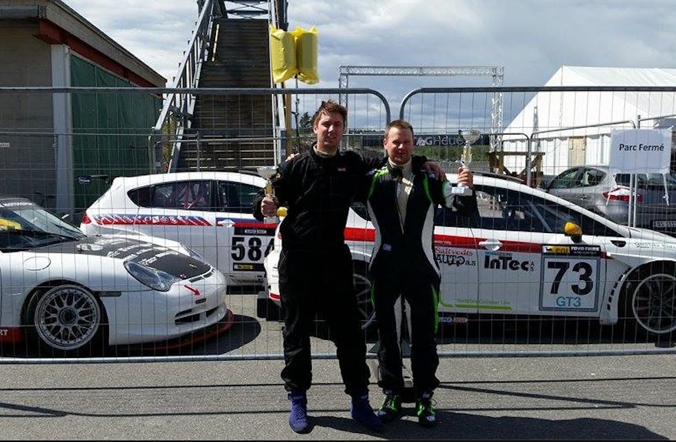 Arild Riise og Bjørn Tvedt fekk med seg ein pokal kvar, etter helgas rundar på Rudskogen. Foto: Karl Johannes Tvedt