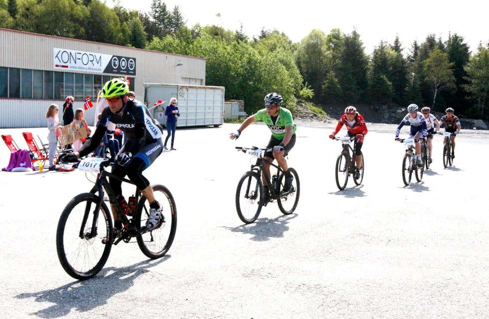 Paul Magne Skjold frå Grinde i front for en gruppe ryttere på Frakkagjerd. Skjold blei beste tysværbu med tida 02:29:48. Foto: Alf-Einar Kvalavåg