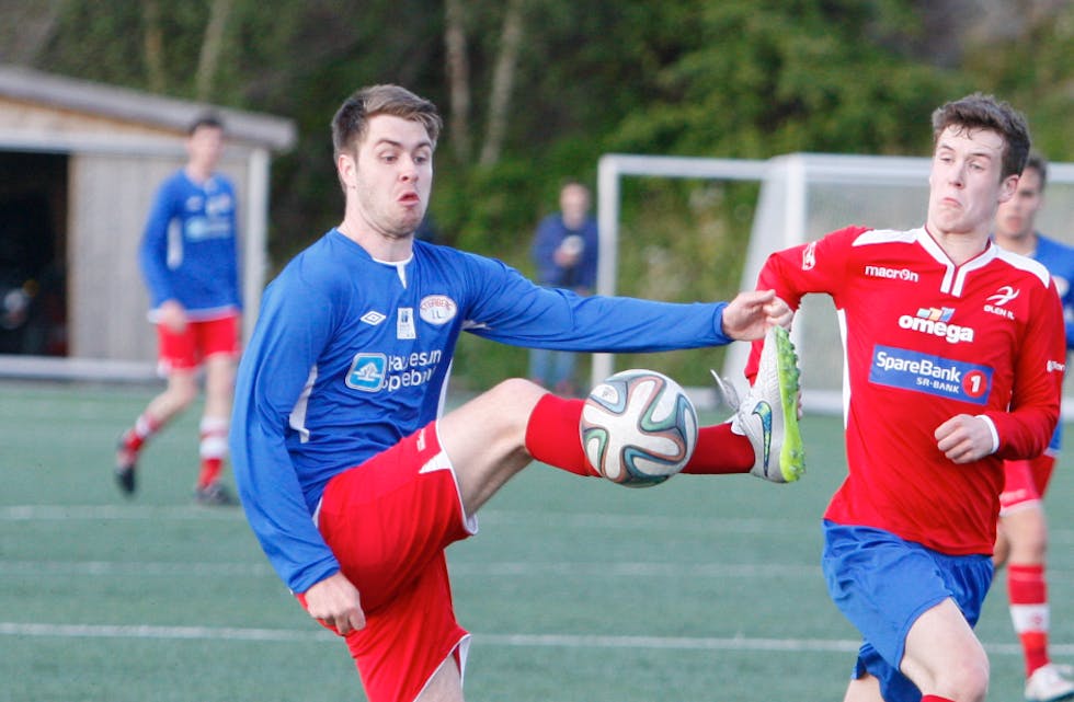 Mandius Vårvik kom inn i 2. omgang og fekk saman med Vegard Stakland litt orden på midtbanen. Foto: Alf-Einar Kvalavåg