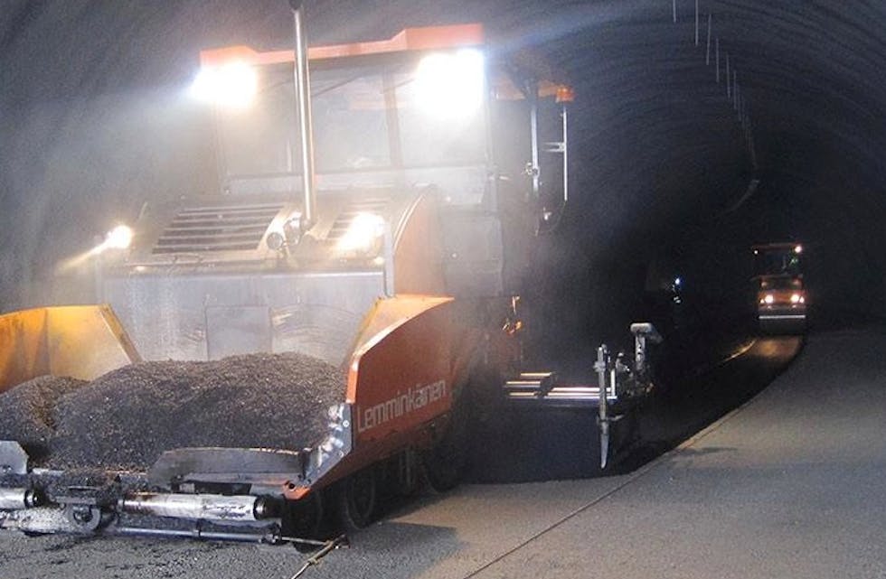 Det blir nå asfaltert i Førrestunellen. Foto: Helge Kjetilstad, Statens vegvesen