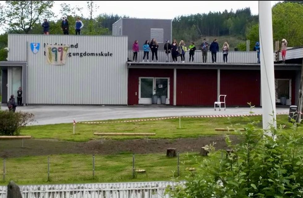 – Velkommen på skulen, og takk for oss. Nokon har vore kreative i natt. Foto: Dag Tormod Milje