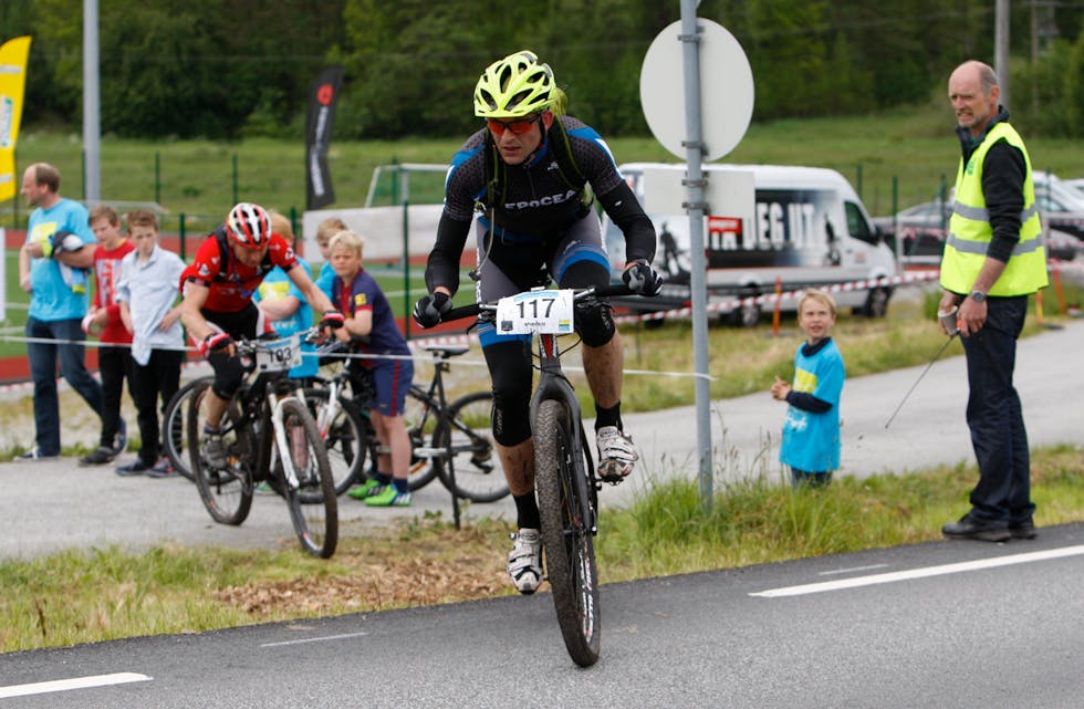 Paul Magne Skjold på veg ut frå stadion etter den første runden rundt Tveitskogen. Han blei beste tysværbu. Foto: Alf-Einar Kvalavåg