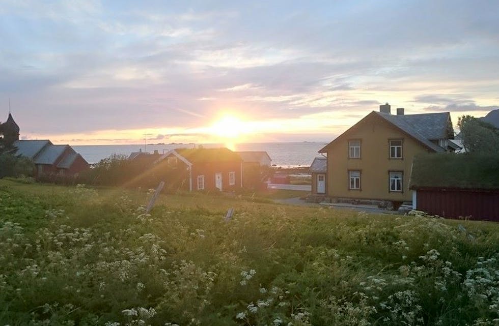 God natt fra Værøy gamle prestegård. Foto: Hartvig Waage