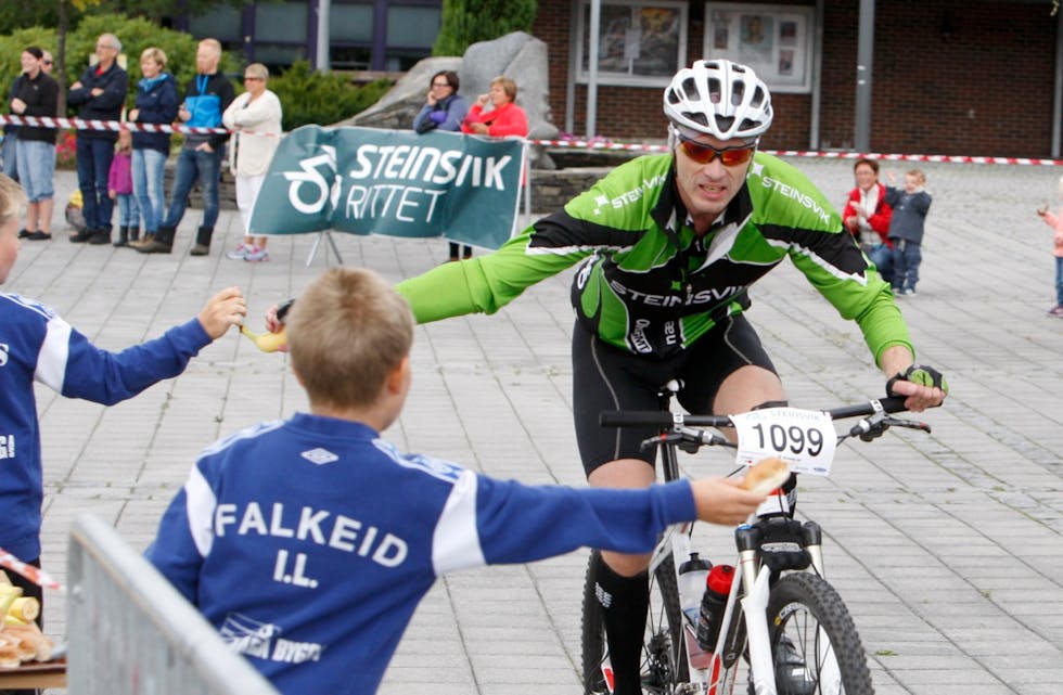 Ole Harald Iversen plukkar med seg ein godbit frå ivrige friviljuge under fjorårets ritt. Arkivfoto: Alf-Einar Kvalavåg