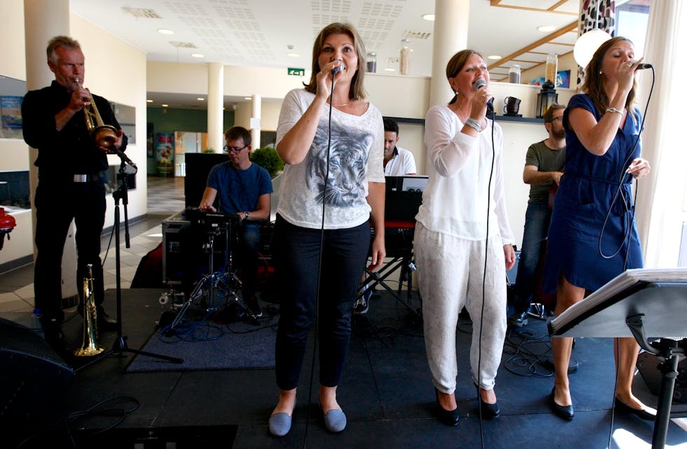 Embla: Sissel Eikeskog, Kari Askheim Liknes og Vibeke Osnes.
Lars Johannes Liknes, tangenter - Gisle Molland, kontrabass - Lars Røthe, slagverk - Roy Strømø, trompet. Foto: Alf-Einar Kvalavåg