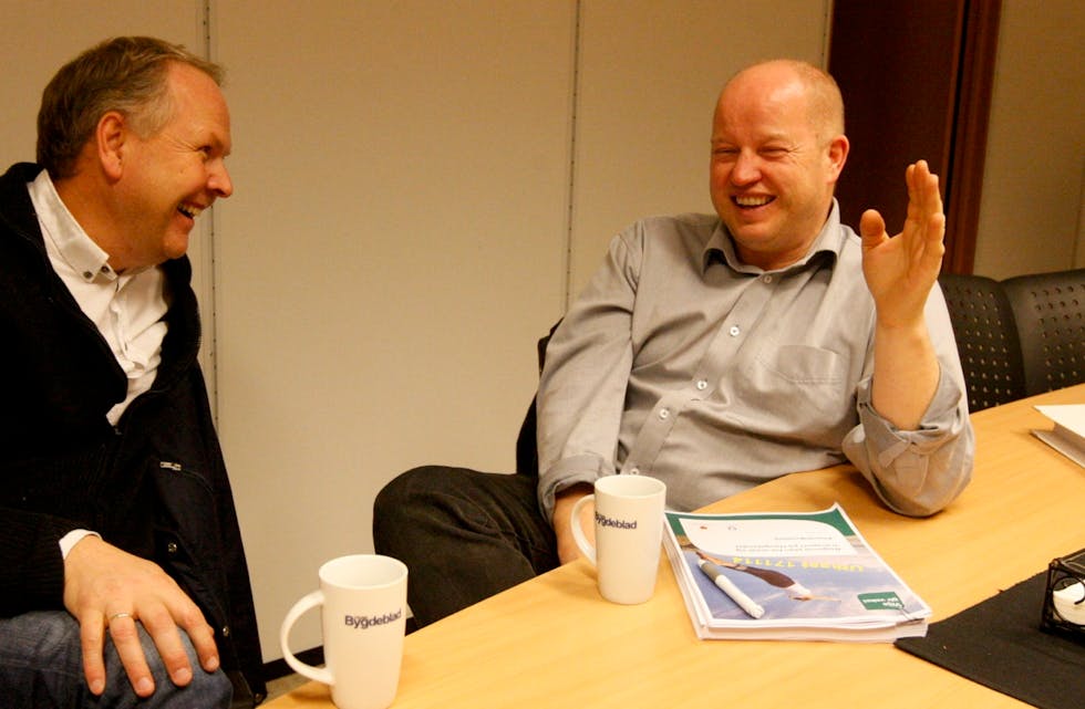 Det er ofte god stemning når Sigmund Lier og Ola S. Apeland møtes. Men om 14 dager vil smilet til en av dem forsvinne. Da skal tysværbuen stemme på hvem som blir vår neste ordfører. Arkivfoto: Mona Terjesen