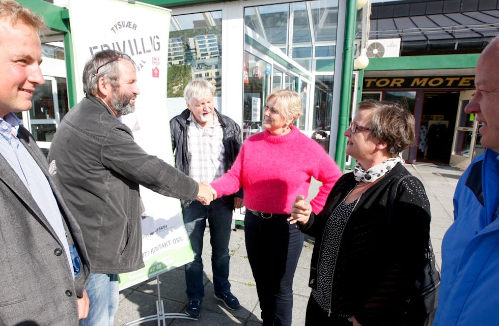 Gratulerer, Arne VAlen. Thorhild Widvey hadde med seg 750.000 kroner til friviilig arbeid gjennom Kirkens Bymisjon på Haugalandet. Sveinung Stensland, Ingvar Frøyland, Randi rettedal og Ola S. Apeland var også med på seansen på hjørne av Aksdal Senter. Foto: Alf-Einar Kvalavåg
