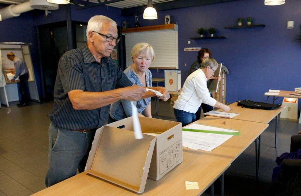 Arne Kjell Askeland og staben er i ferd med å gjere alt klart til morgondagens val. Foto: Alf-Einar Kvalavåg
