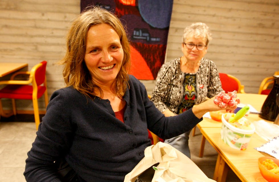 Marit Johnsen og Målfrid Tjoland Kolne er på valvake for SV. Foto: Alf-Einar Kvalavåg